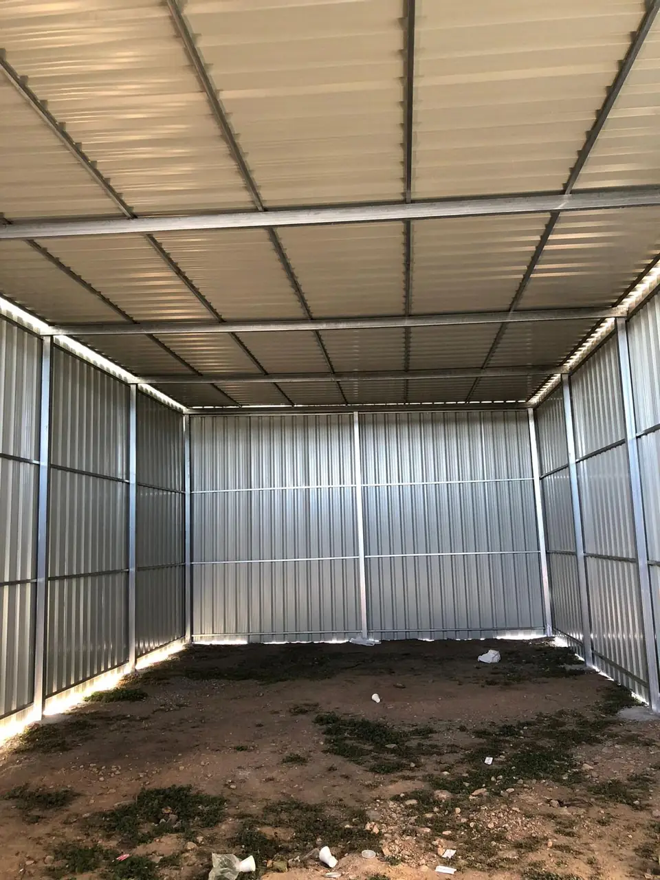 Almacén pequeño de estructura galvanizada y chapa