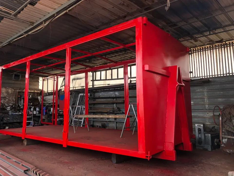 Bastidor de contenedor de gancho pintado en rojo dentro del taller