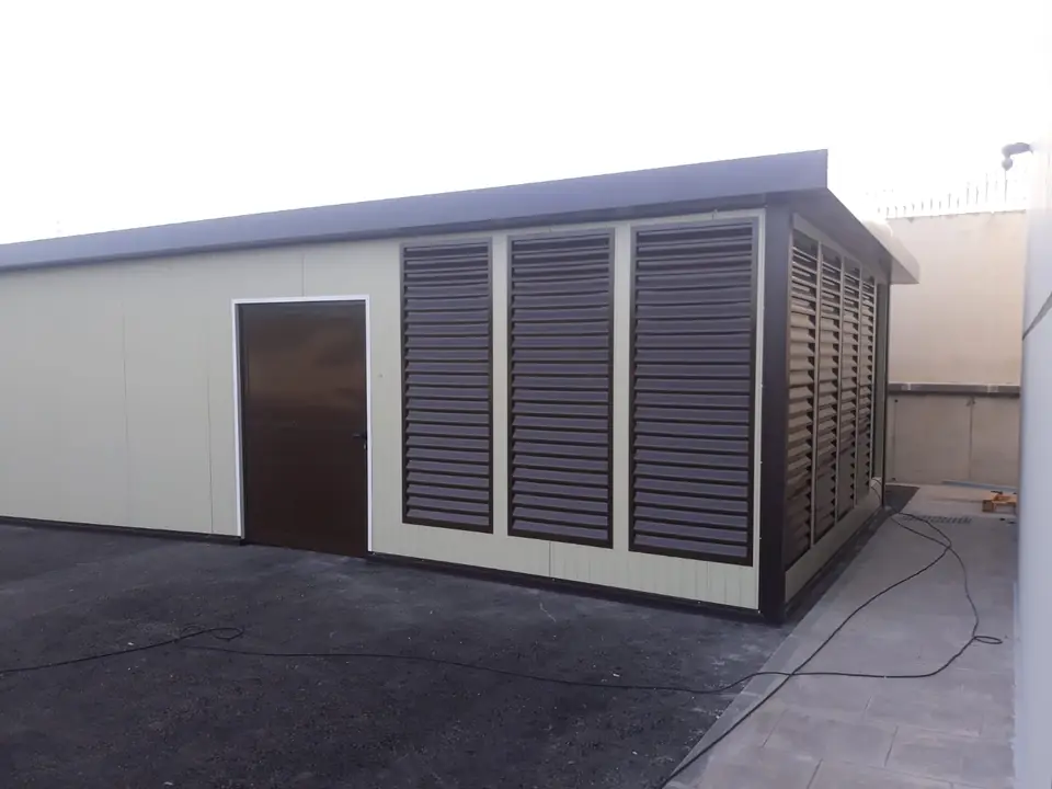Caseta de panel sándwich con puerta y lamas de ventilación