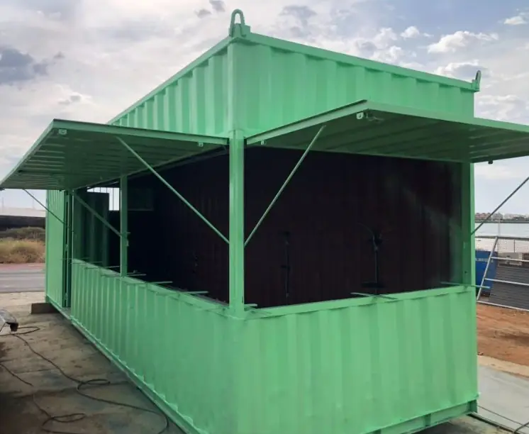 Contenedor marítimo transformado en quiosco con toldos abatibles