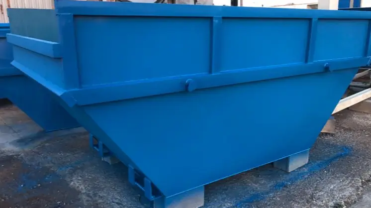 Contenedor de obra azul fabricado en el taller