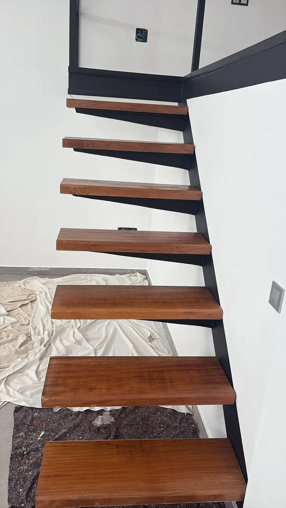 Escalera de zanca metálica con peldaños de madera