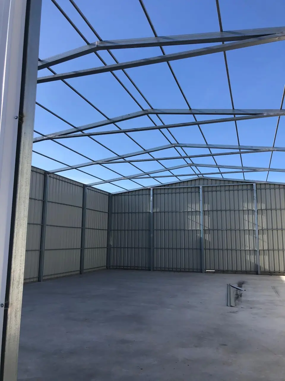Estructura galvanizada con cerramiento de chapa vista desde el interior