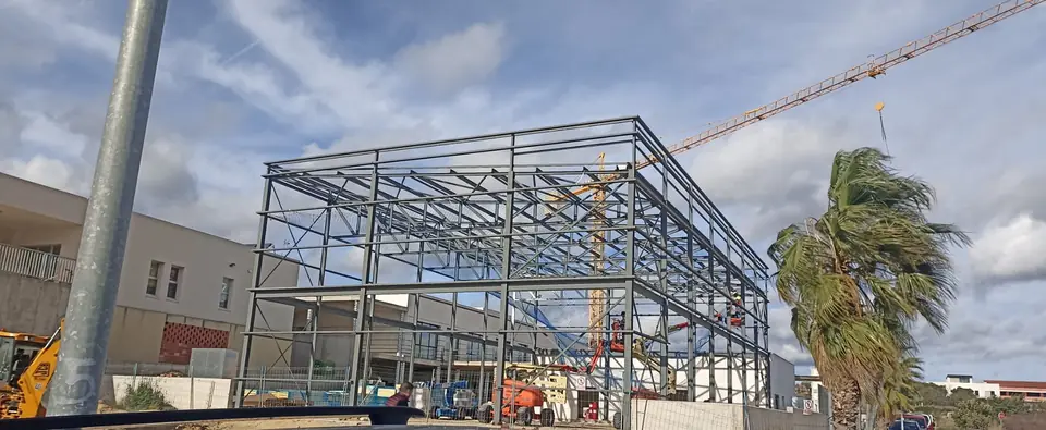 Estructura metálica de varias plantas en construcción con grúa torre