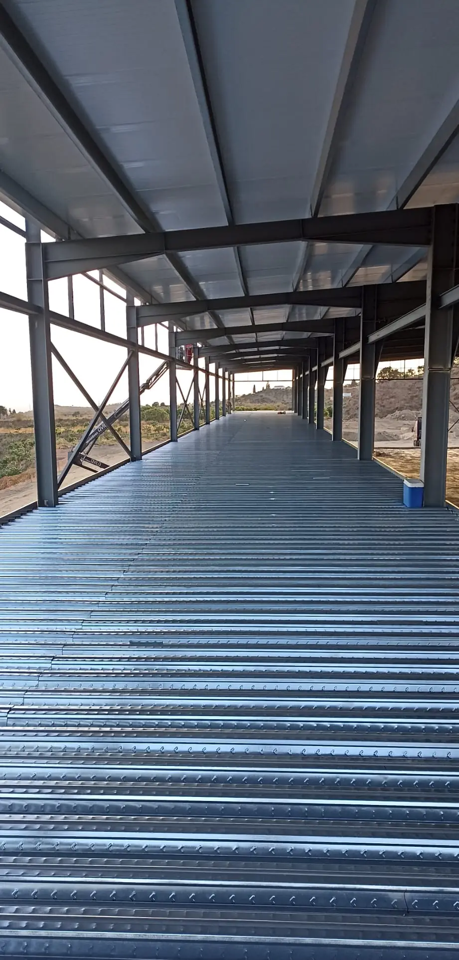 Forjado de chapa colaborante sobre una estructura metálica de pórticos