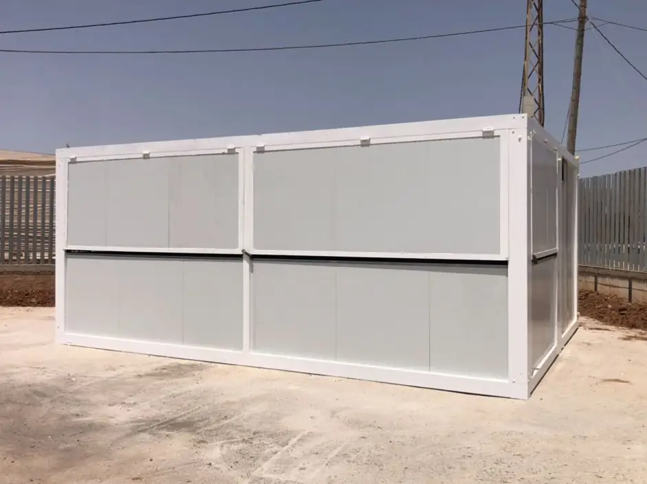Módulo prefabricado cerrado con paneles blancos