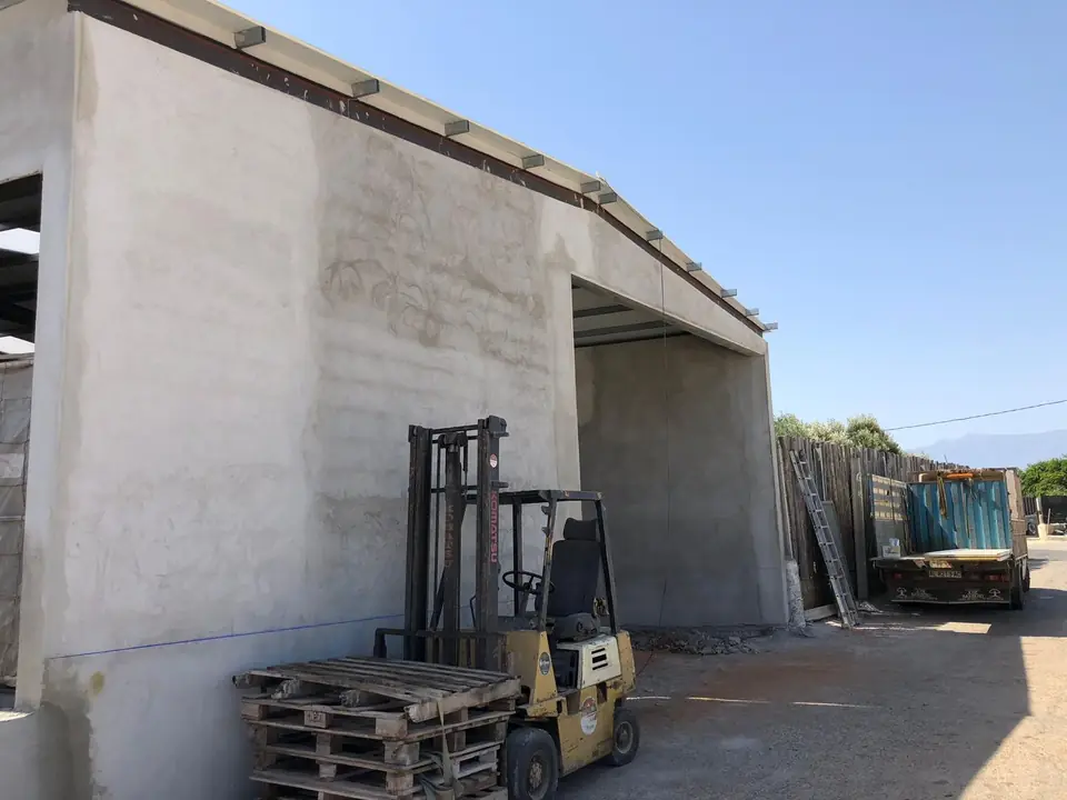 Nave de paneles de hormigón con estructura metálica y carretilla elevadora