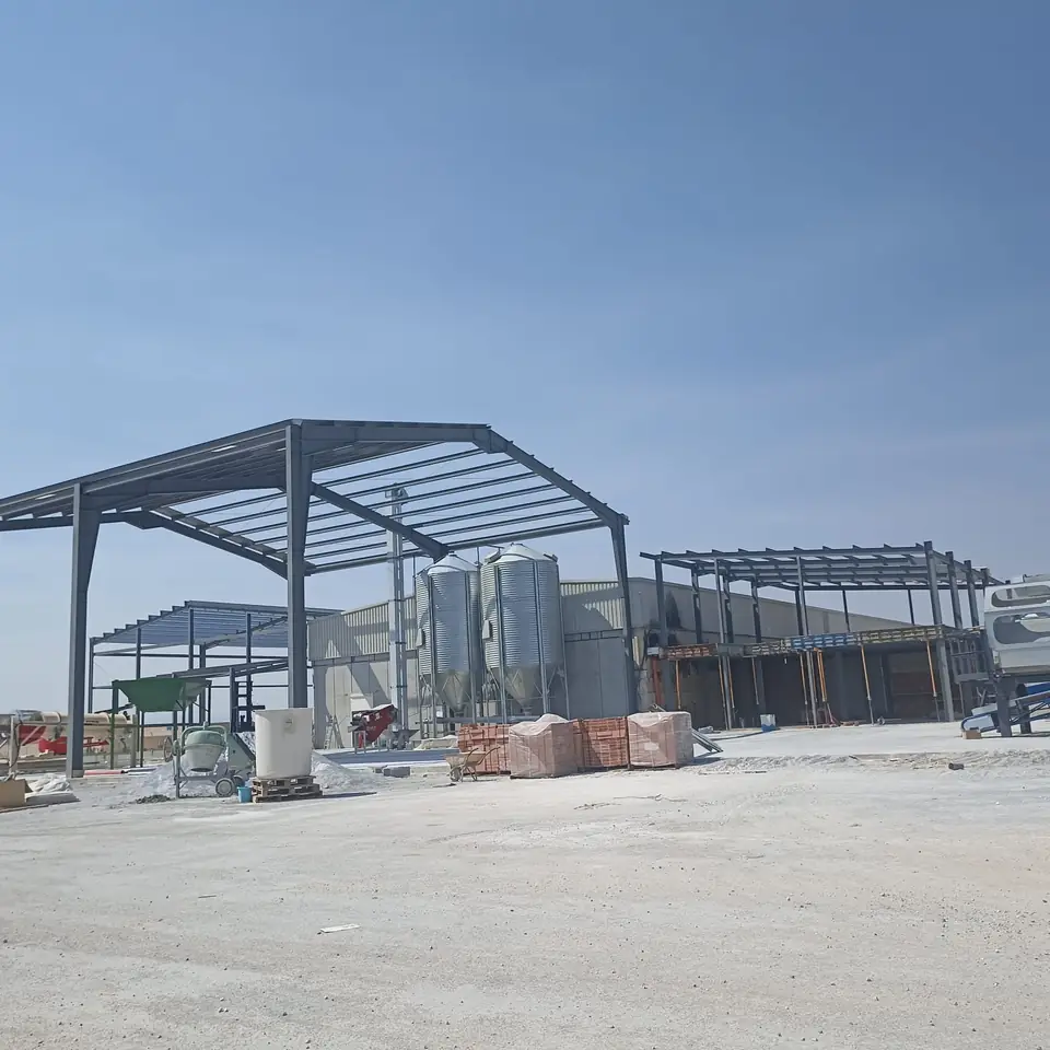 Pórticos de acero junto a silos en una instalación agroindustrial