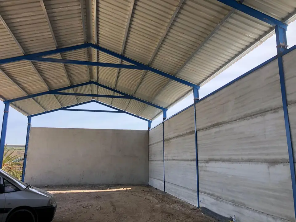 Pórticos de acero azul con tirantes y cubierta de chapa grecada