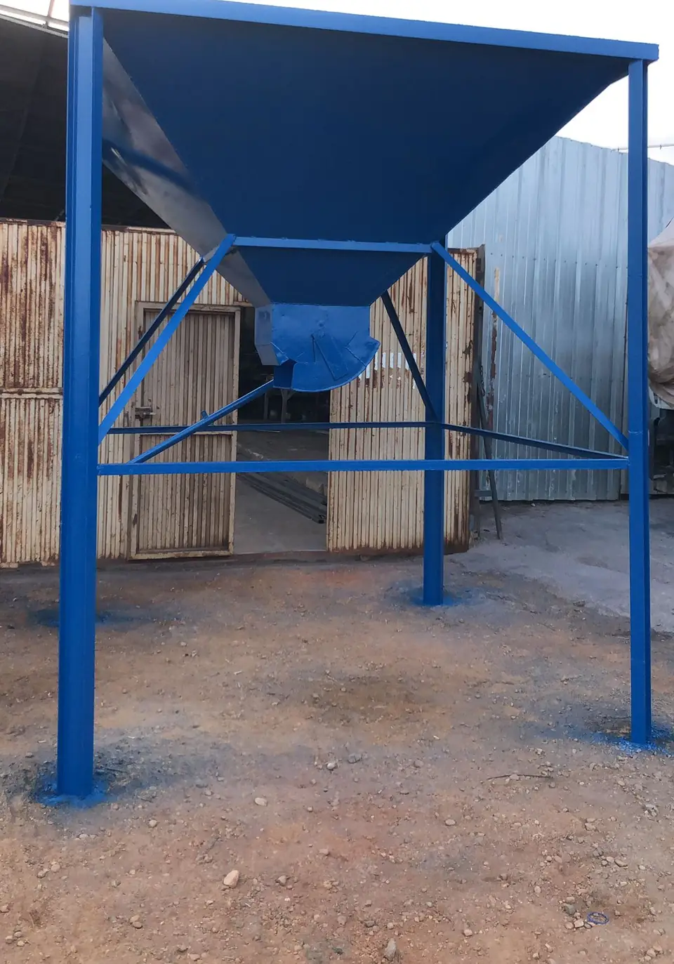 Tolva de chapa sobre estructura de perfiles de acero, pintada en azul